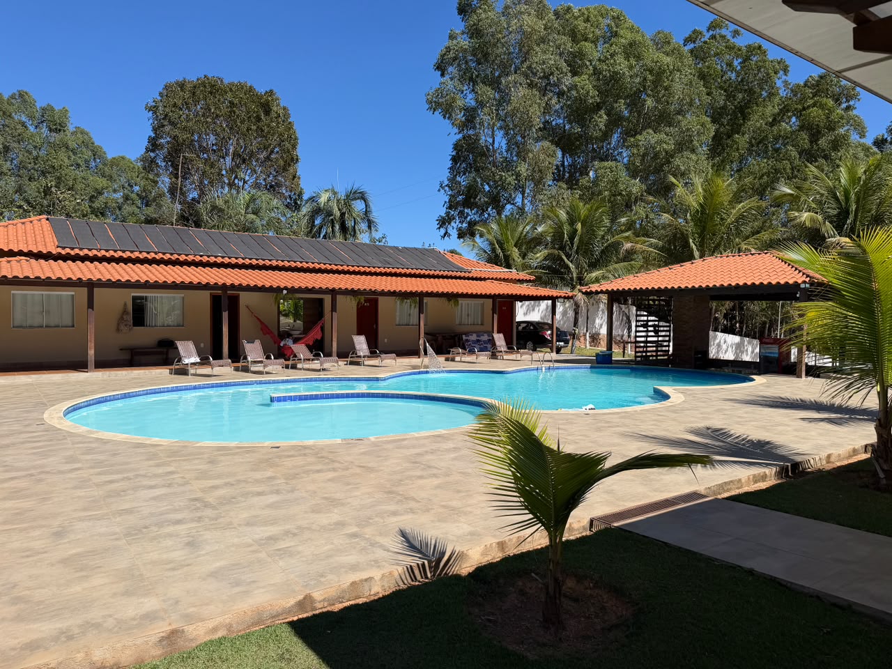 Piscina em frente às suítes do rancho